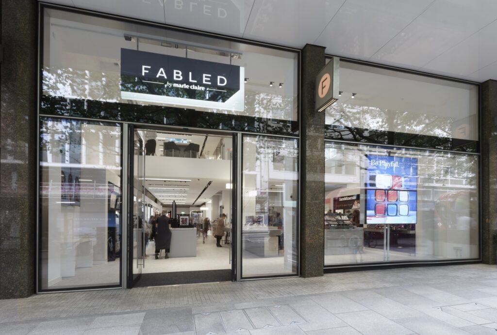 Pantalla para escaparate de fachada en Fabled Store, Londres.