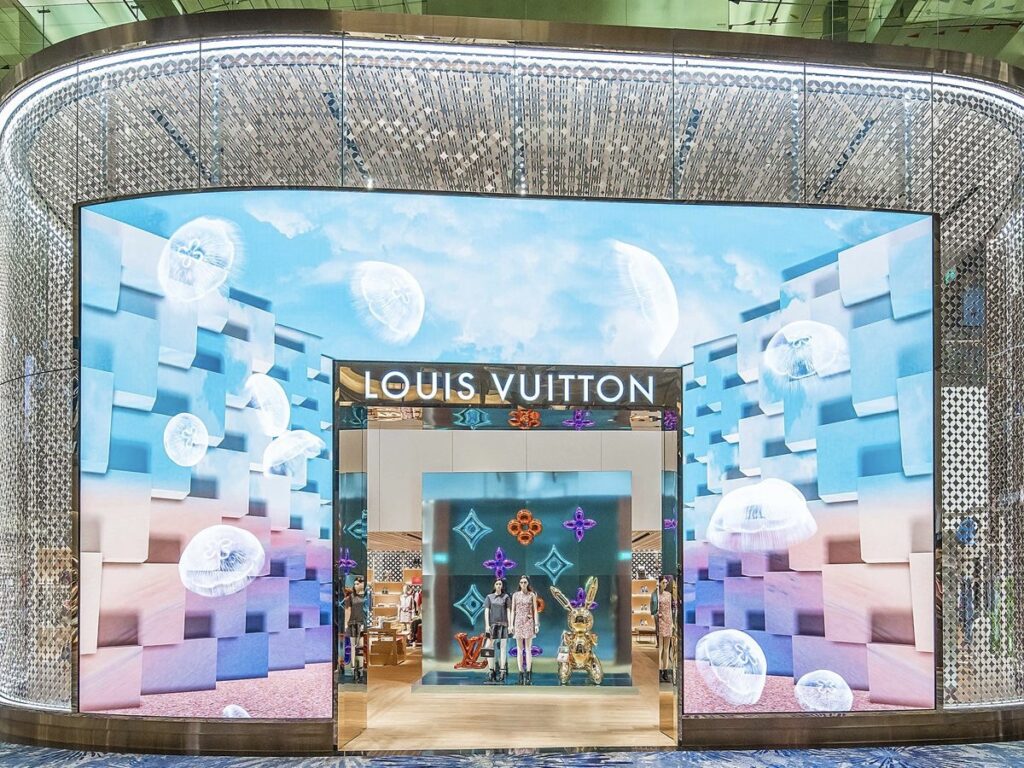 Escaparate digital boutique dúplex Louis Vuitton, aeropuerto de Changi , Singapur. 